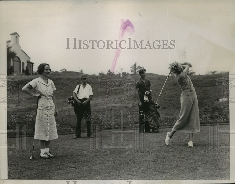 1935 Press Photo Betty Pietsch &amp; opponent on a tournament golf course- Historic Images