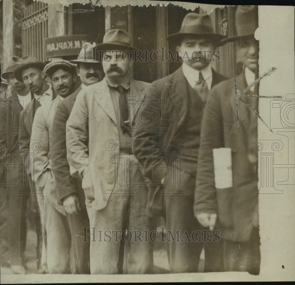 1918 Press Photo A line of men waiting to sign up at tehe draft boards- Historic Images