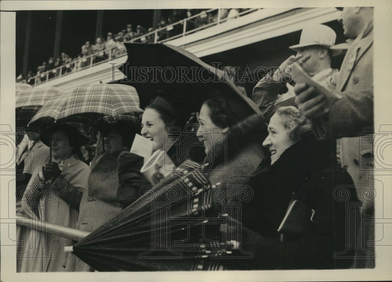 Load image into Gallery viewer, 1935 Press Photo Fans at the races with umbrellas due to the weather - net34074
