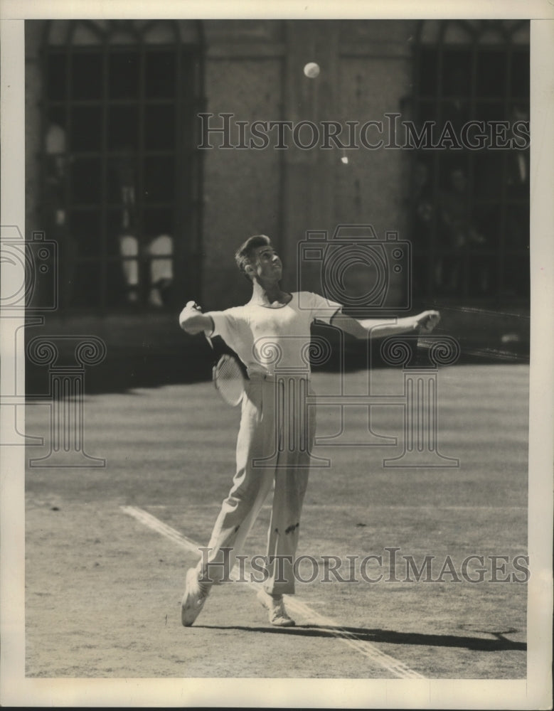 1939 Press Photo Welby V Horn Sends Over Serve to Score Upset Over Jack Bromwich- Historic Images