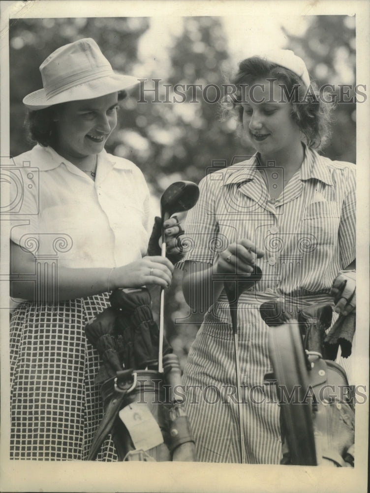 1943 Press Photo Georgie Tainer &amp; Marjorie Lindsay Finish Round of Women&#39;s Golf- Historic Images