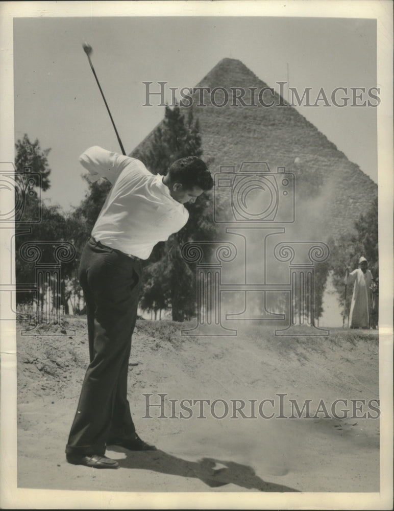 1947 Press Photo Eddie Niederhauser Attempts Rough Spot Near Great Pyramid Giza- Historic Images