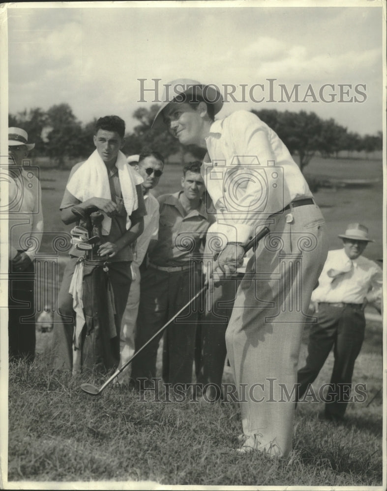 1941 Press Photo Unidentified Golfer and Spectators - net34762- Historic Images