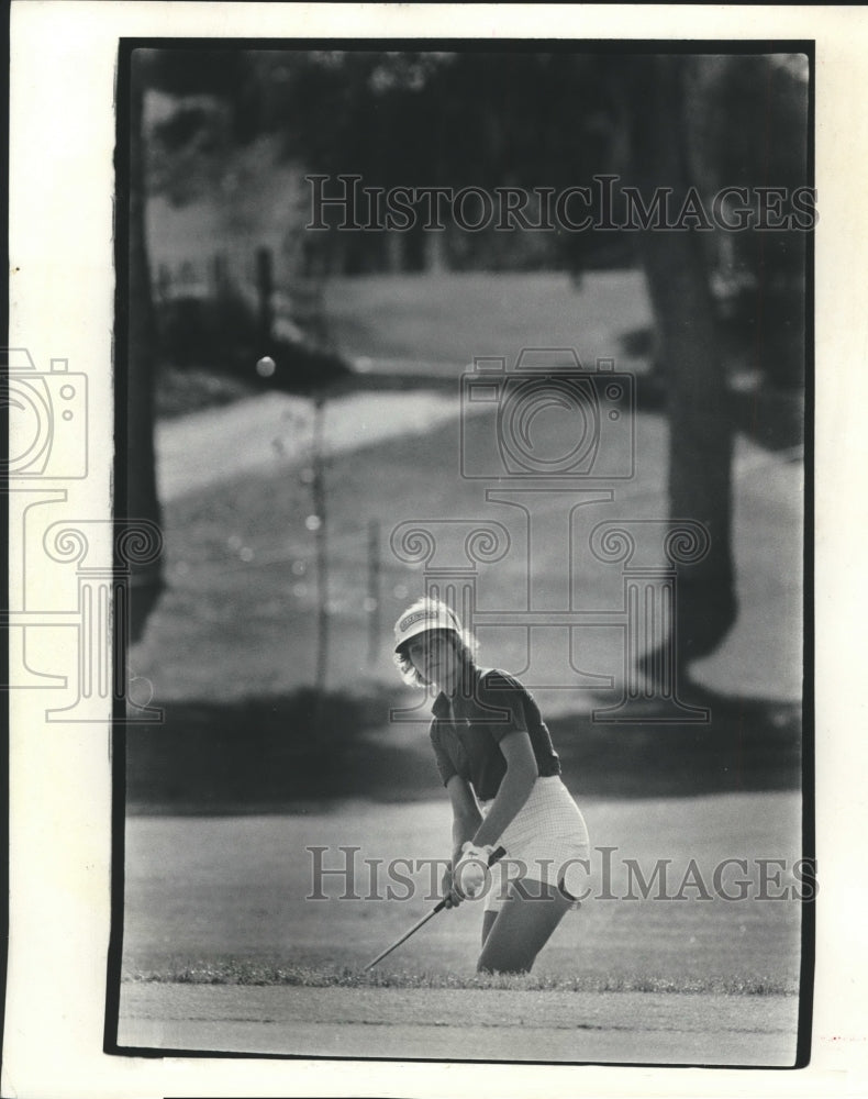 1980 Press Photo Sally Little Blasts Out Trap on 13th Which She Bogied- Historic Images