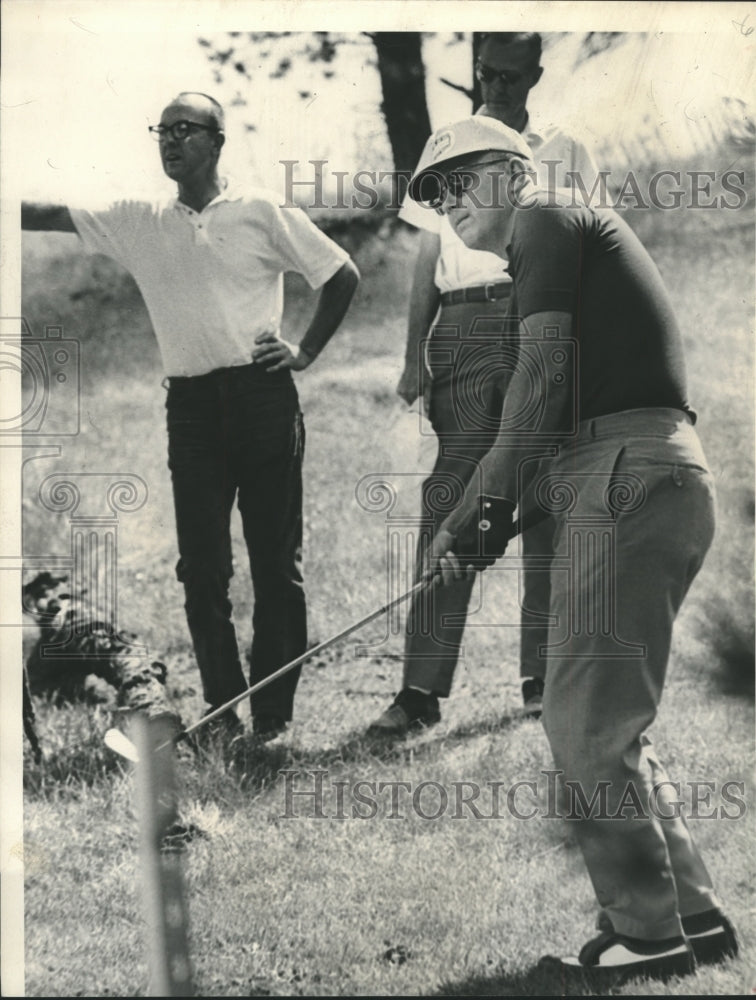 1968 Press Photo Vic Kline Sins Putt for Par Finished with 54 Hole Total 214- Historic Images