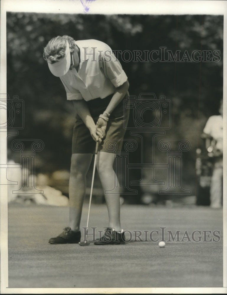 1959 Press Photo Mickey Wright misses hole while putting on the 9th green- Historic Images