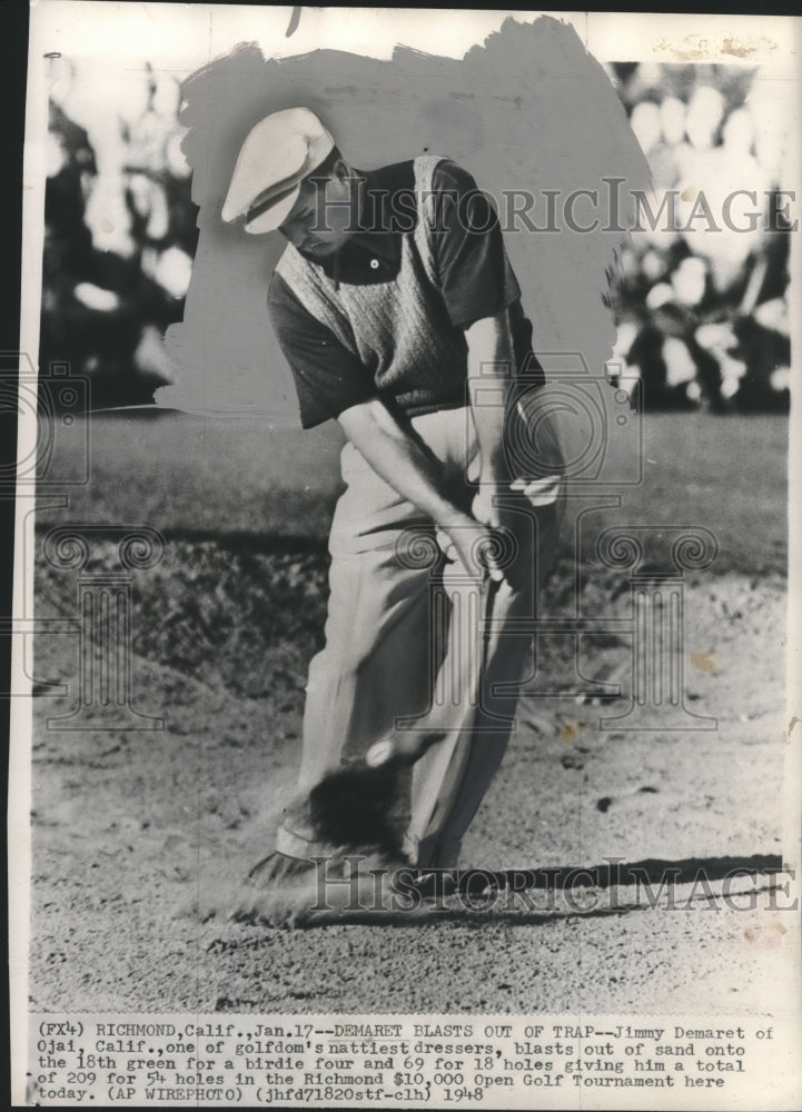 1948 Press Photo Jimmy DeMaret Blasts Out of Sand Onto 18th Green for Birdie 4- Historic Images