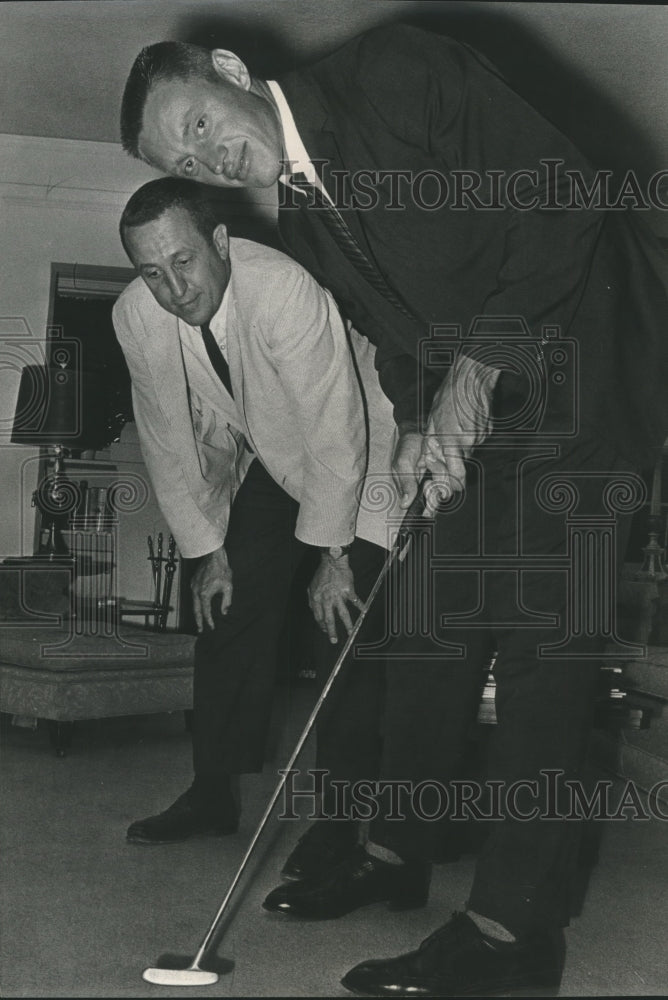 1962 Press Photo Bronco President Kunz Watches Putting Form of Glen Baxstrom- Historic Images