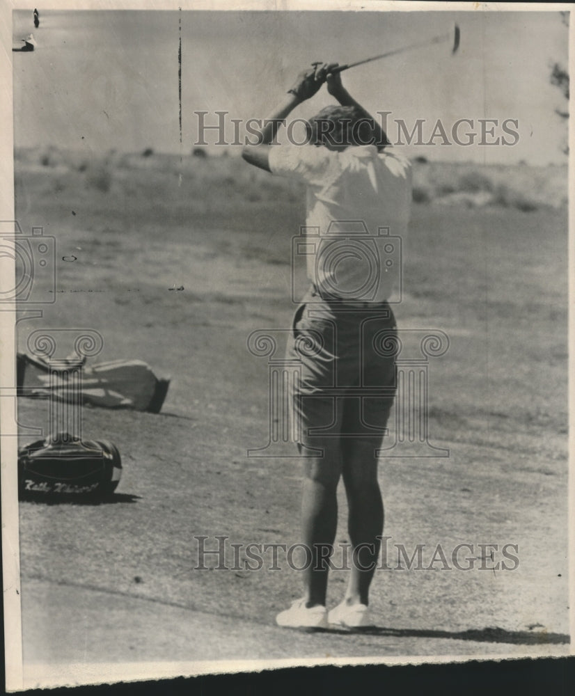 1963 Press Photo Kathy Whitworth Beats Putter Into Ground After Missing Shot- Historic Images