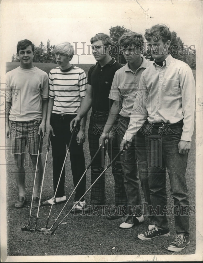 1970 Press Photo Junior Golfers Rest After Qualifying for RA-A Golf Tourney- Historic Images