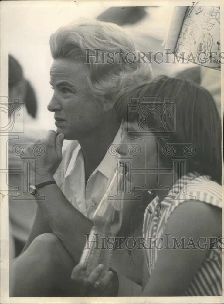 1966 Press Photo Jeanett &amp; Peggt McAtee watch Larry McAtee play Bob Douma- Historic Images
