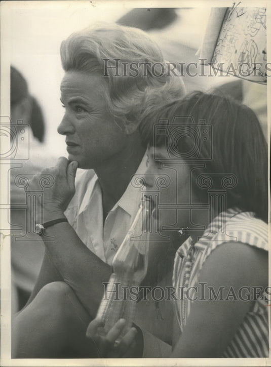 1966 Press Photo Jeanett & Peggt McAtee watch Larry McAtee play Bob Douma- Historic Images