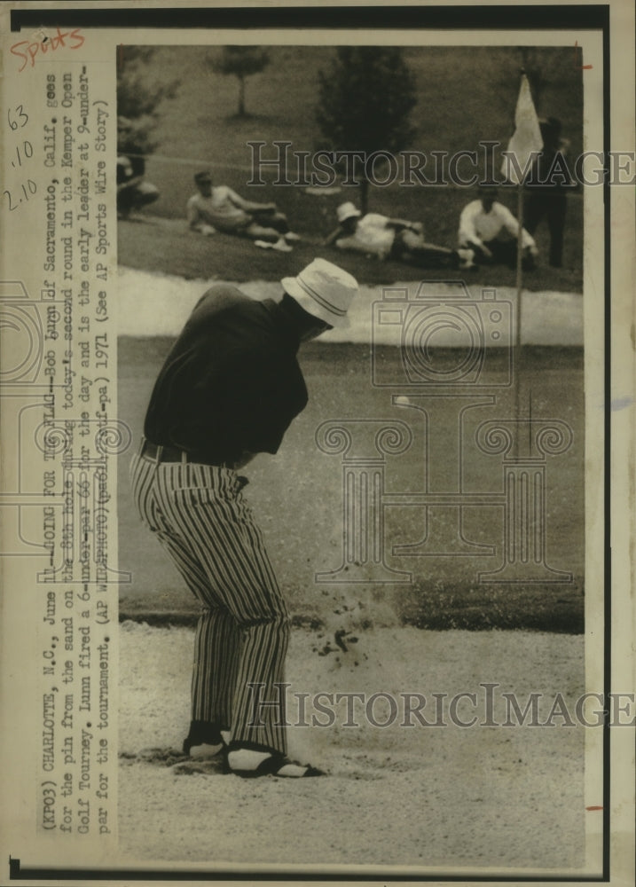 1971 Press Photo Bob Lunn goes for the pin from the sand on the 8th hole- Historic Images