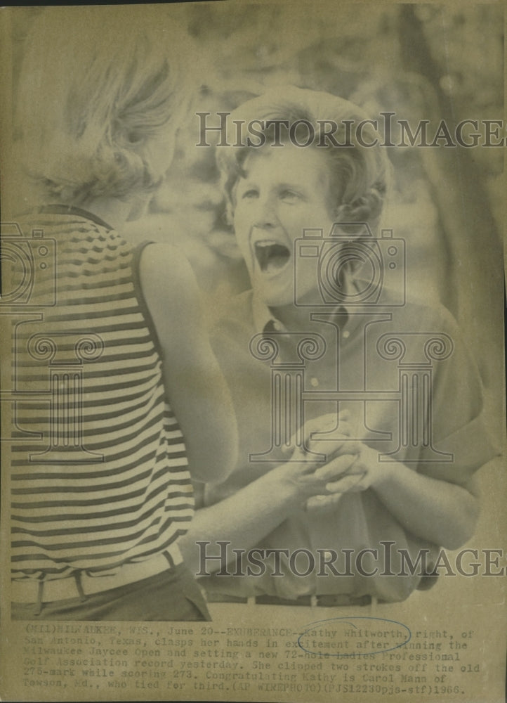 1966 Press Photo Kathy Whitworth Congratulated by Carol Mann for Winning Jaycees- Historic Images