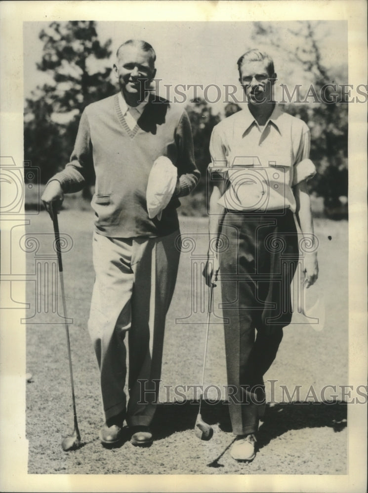 1945 Press Photo Dr Richard Bowles &amp; son Richard Jr score 83 a piece - net35461- Historic Images