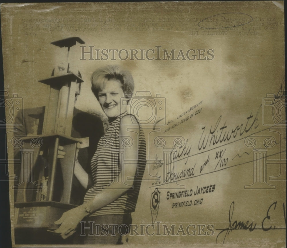 1967 Press Photo Kathy Whitworth poses with trophy and prize winning check- Historic Images