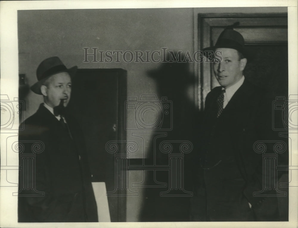 1943 Press Photo Albany's Mayor Frastus chats with Counsel James Mcguiness