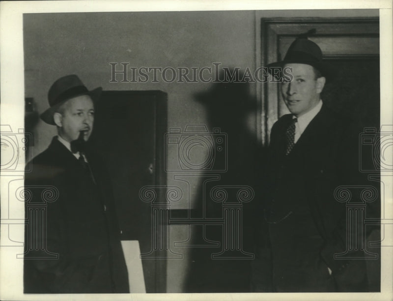 Load image into Gallery viewer, 1943 Press Photo Albany's Mayor Frastus chats with Counsel James Mcguiness
