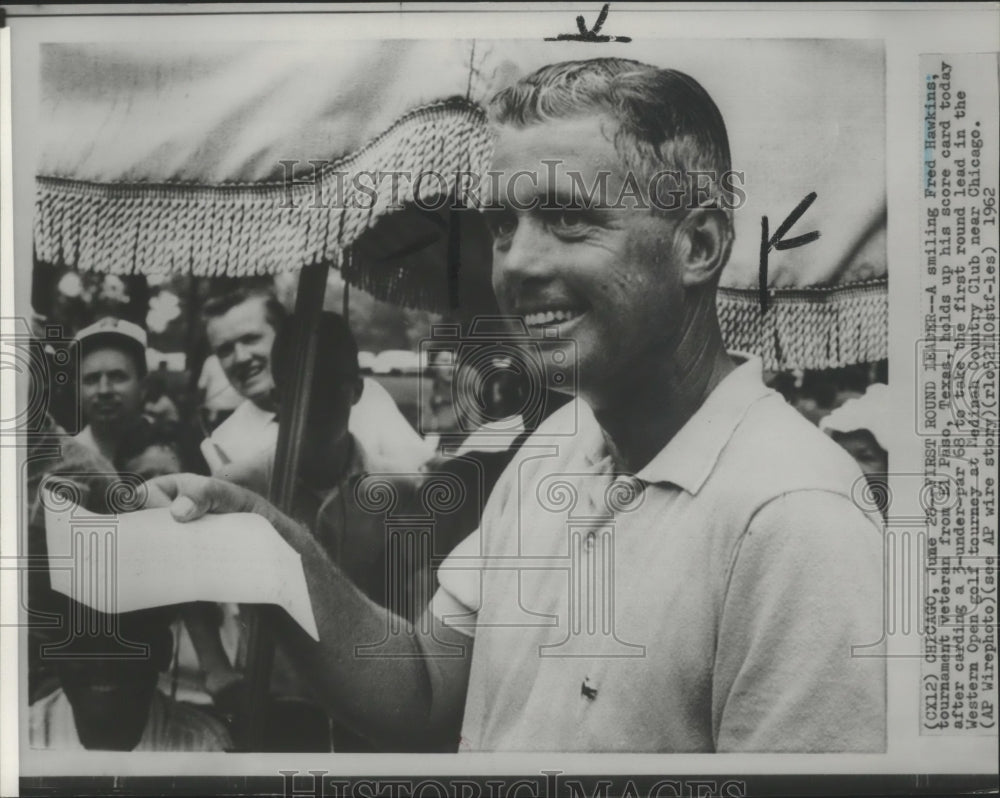 1962 Press Photo Fred Hawkins Shows Scorecard After Carding 3-Under-Par 68- Historic Images