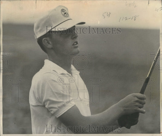 1963 Press Photo Defending champ Larry McAtee watches his shot - net35876- Historic Images
