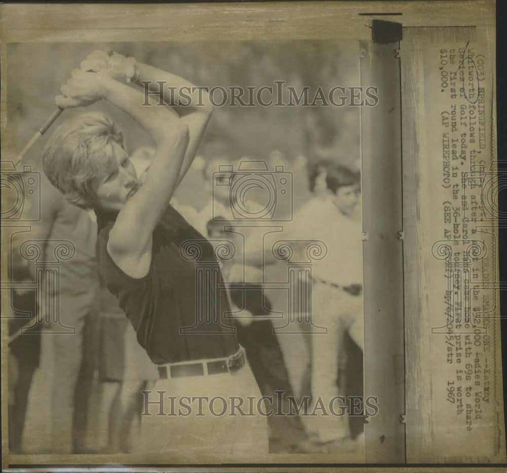 1967 Press Photo Kathy Whitworth follows through on a shot at golf tourney- Historic Images