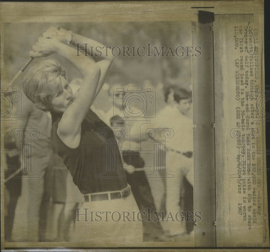 1967 Press Photo Kathy Whitworth follows through on a shot at golf tourney- Historic Images