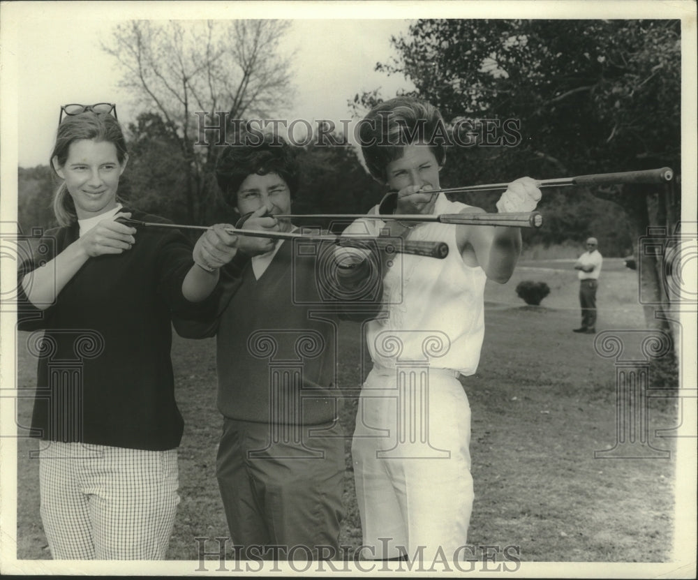 1970 Press Photo Mary Mills Peggy Wilson &amp; Kathy Whitworth aim at LPGA title- Historic Images