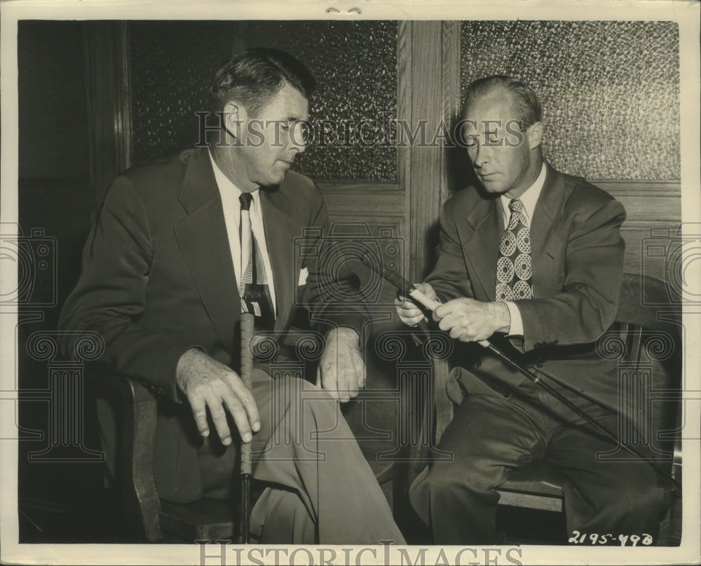 1949 Press Photo H.T. Goodwin Demonstrates New Grip Technique to Henry Picard- Historic Images