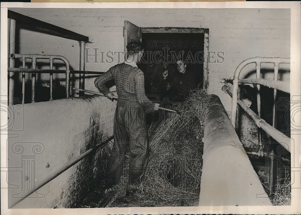 1940 WWII Press Photo Squire Works with Tradesmen in Chiltern Hills England