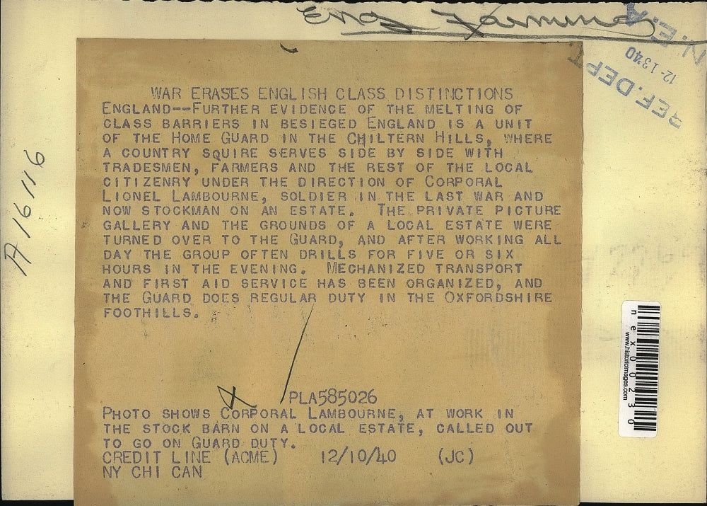 1940 WWII Press Photo Squire Works with Tradesmen in Chiltern Hills England