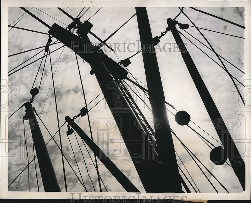 Load image into Gallery viewer, 1939 Press Photo Black Ball From Mast of British Freighter Lycia
