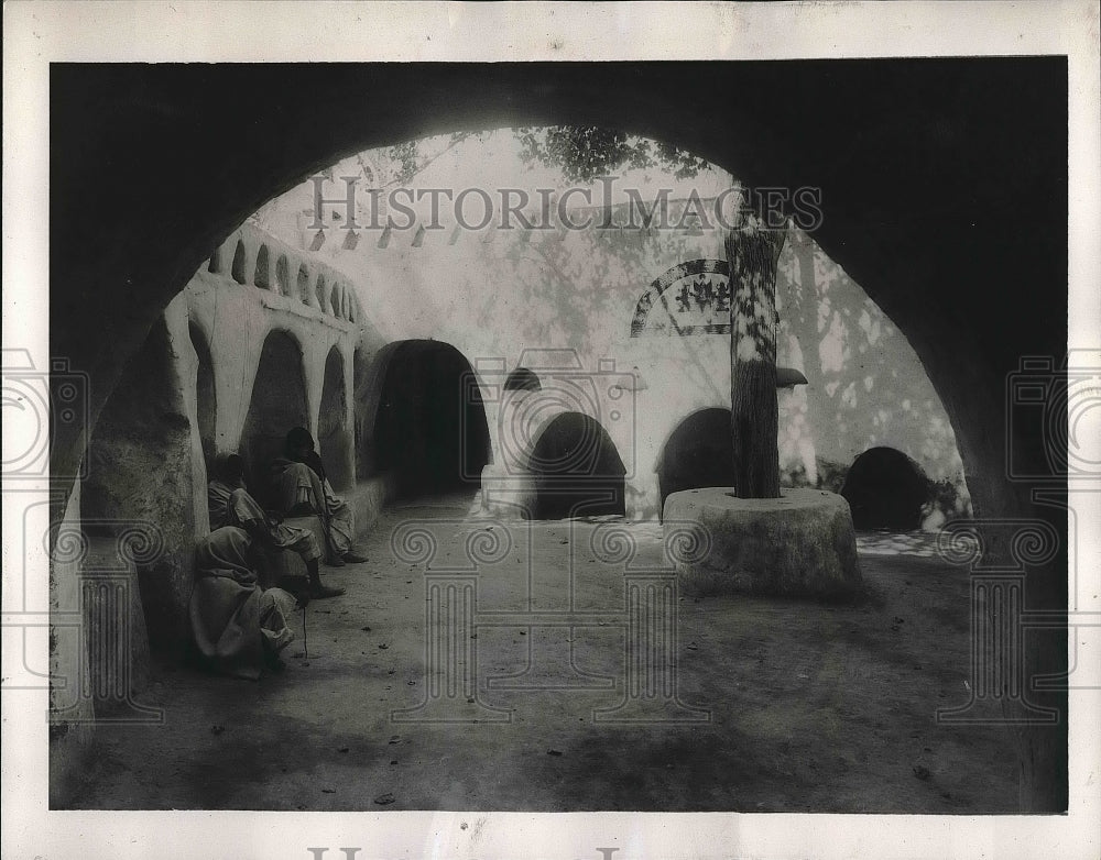 1939 Press Photo Natives Seek Cool Courtyards in Gadames - nex00410