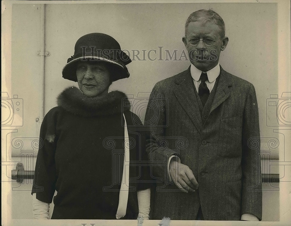 1923 Press Photo Mr., Mrs. W.J. Love, United States Shipping Board, SS Leviathan
