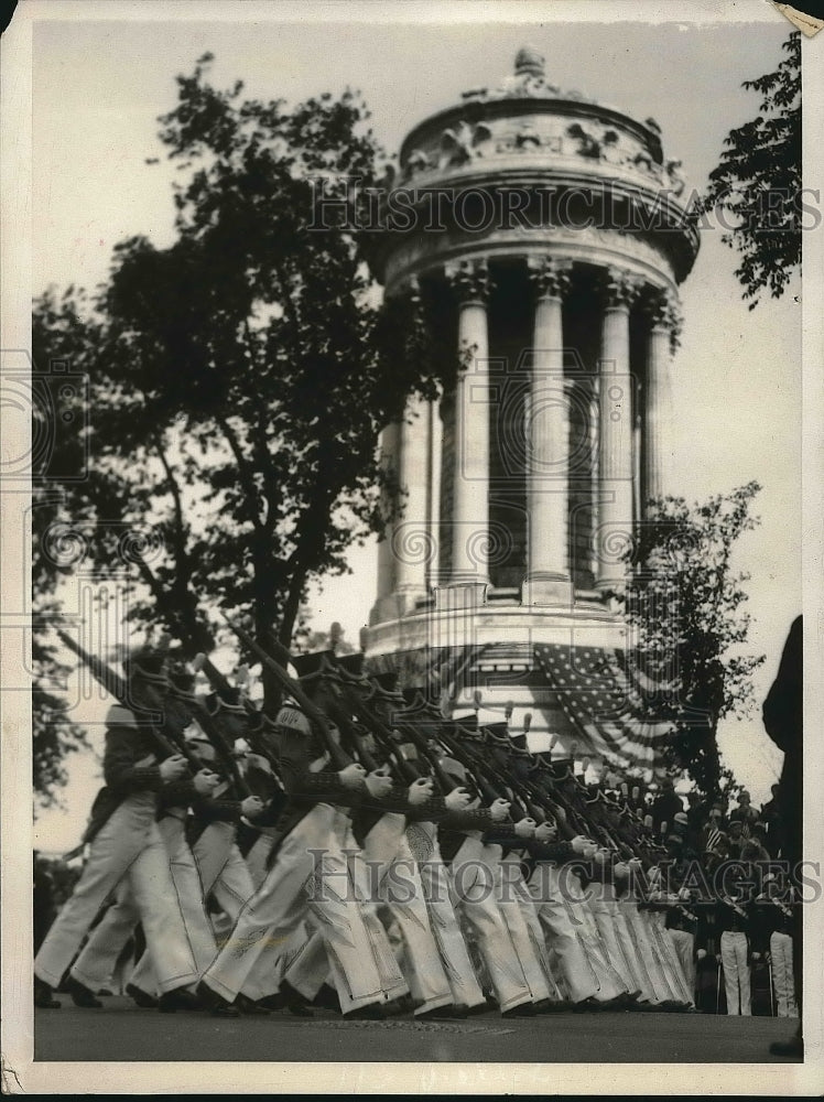 1932 Press Photo Highhats Pass Sailors Monument Memorial Day Riverside Drive NY
