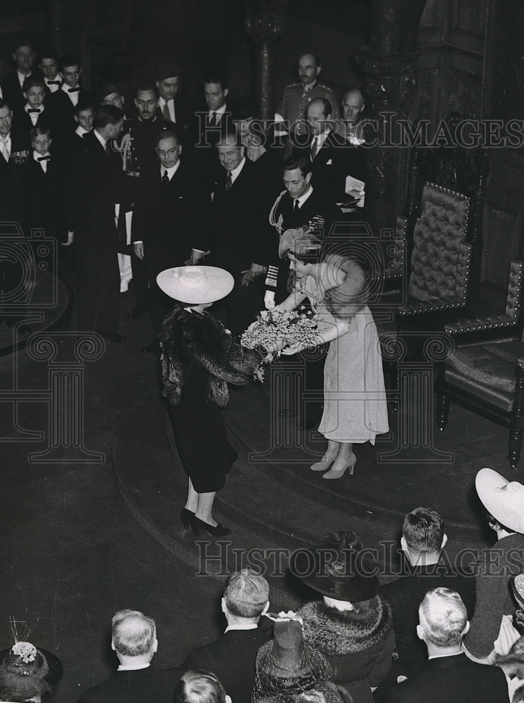 Load image into Gallery viewer, 1939 Press Photo Mrs. Ian Strachan Introduced to Queen of England, Parliament
