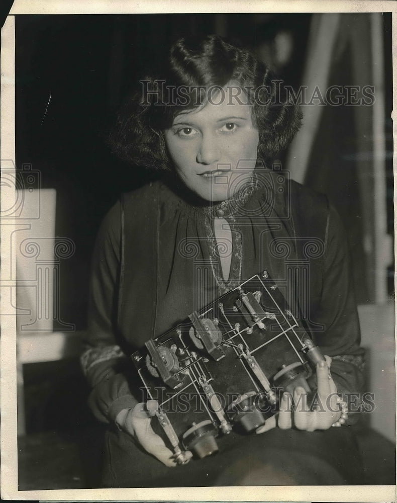 Load image into Gallery viewer, 1925 Press Photo Rosina Jacinta with Compact Three-tube Detector 2 Step Receiver
