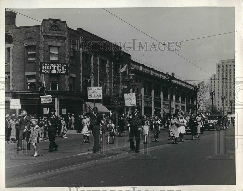 Load image into Gallery viewer, 1939 Press Photo Mother's Day Parade - nex01410
