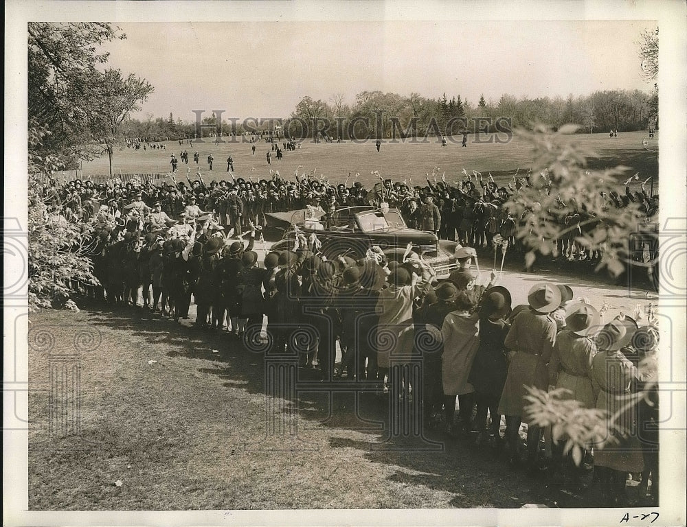 1939 Press Photo School Girls Welcome Royal Couple to Winnipeg - nex01422- Historic Images