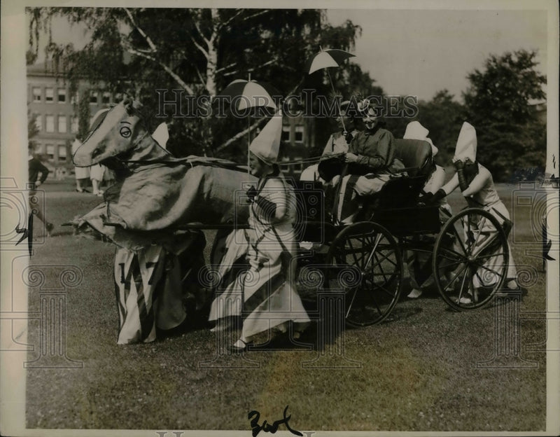 Load image into Gallery viewer, Press Photo Annual Ivy Day at Smoth College - nex01745
