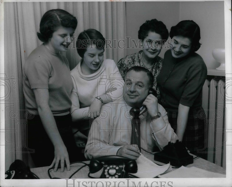 Load image into Gallery viewer, 1956 Press Photo Michael DiSalle, Ohio Governor, Connie, Diana, Barbara DiSalle
