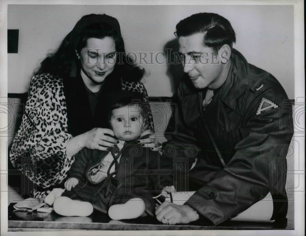 1946 Press Photo Mr., Mrs. Keith Dubois and Son Keith Allen Dubois - nex01981