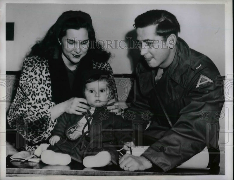 Load image into Gallery viewer, 1946 Press Photo Mr., Mrs. Keith Dubois and Son Keith Allen Dubois - nex01981
