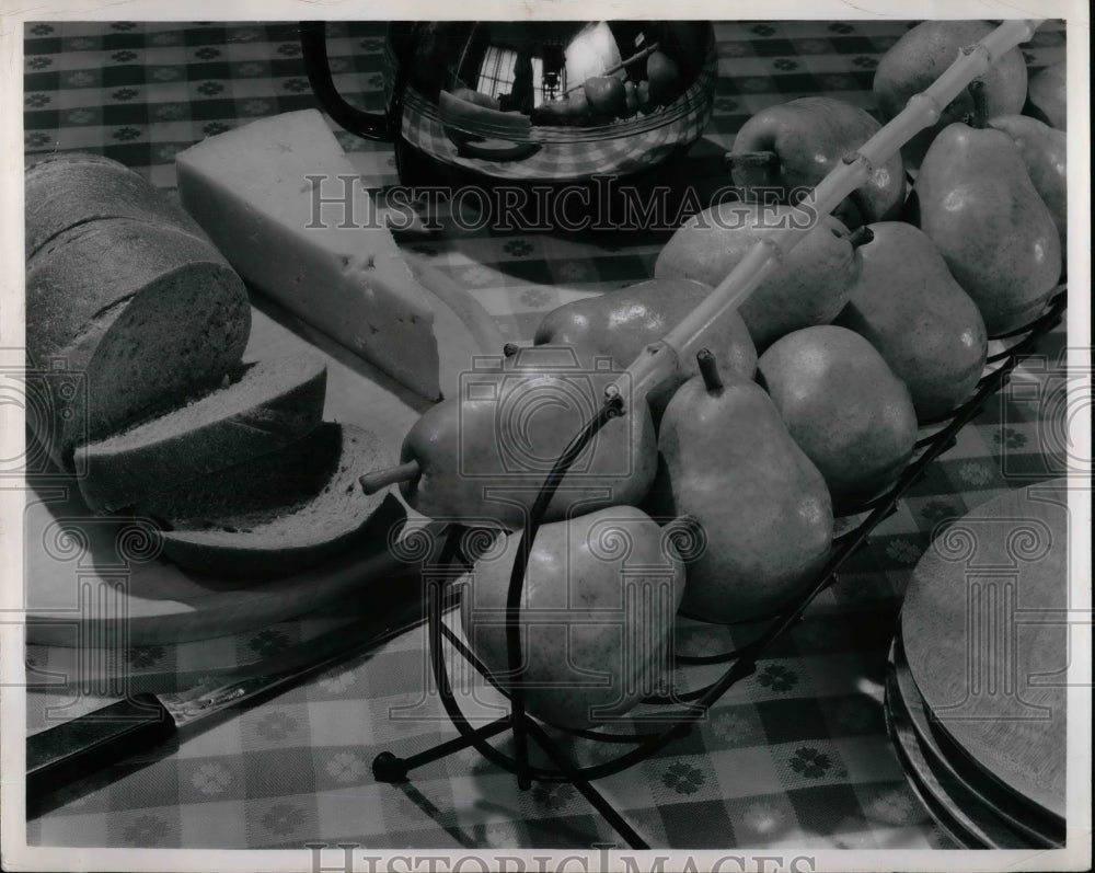 1955 Press Photo Bartlett Pears, Cheese, Pumpernickel Bread - nex02065