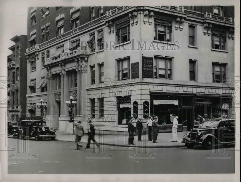Load image into Gallery viewer, 1937 Press Photo Hamilton Restaurant Robbery, New York
