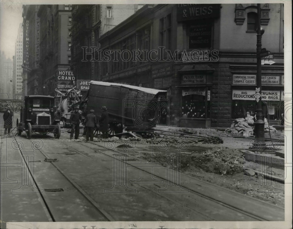 1930 Press Photo Gas Main Explosion on Broadway in New York City