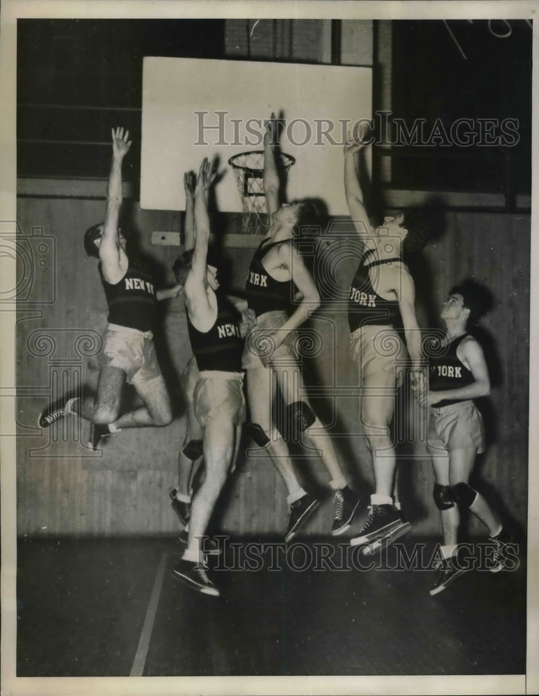 Load image into Gallery viewer, 1934 Press Photo New York University Basketball Action
