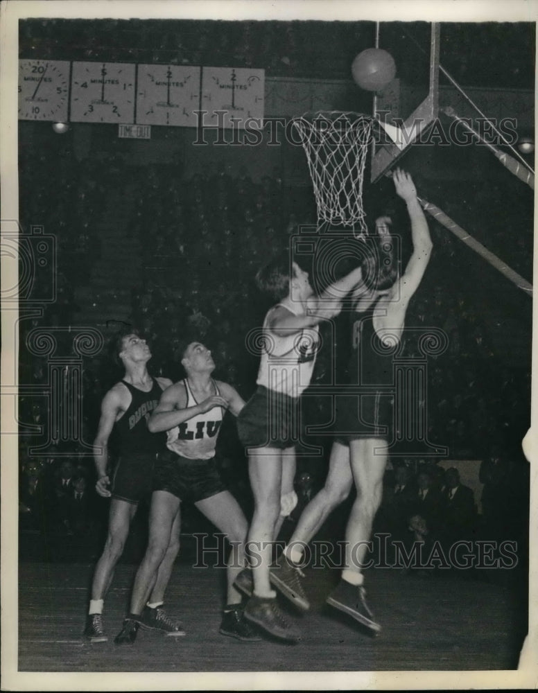 1935 Press Photo Miller of Duquesne Scores Basket - nex02908