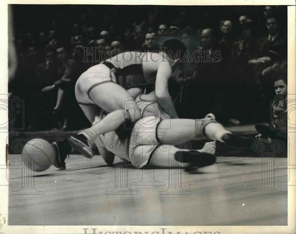 1939 Press Photo Villanova Player Scrambles for Ball vs. City College of NY