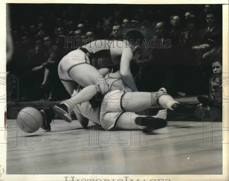 Load image into Gallery viewer, 1939 Press Photo Villanova Player Scrambles for Ball vs. City College of NY
