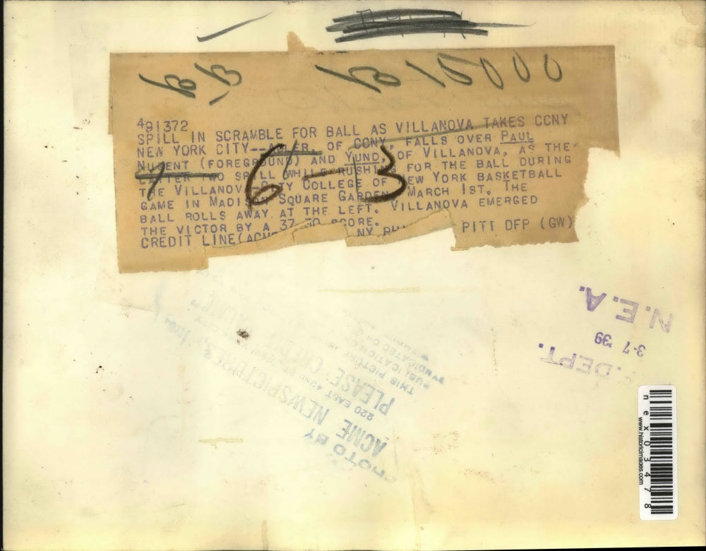 1939 Press Photo Villanova Player Scrambles for Ball vs. City College of NY